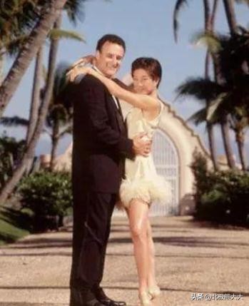 高龄富婆王薇薇为小男友抛弃丈夫,王薇薇老年照片