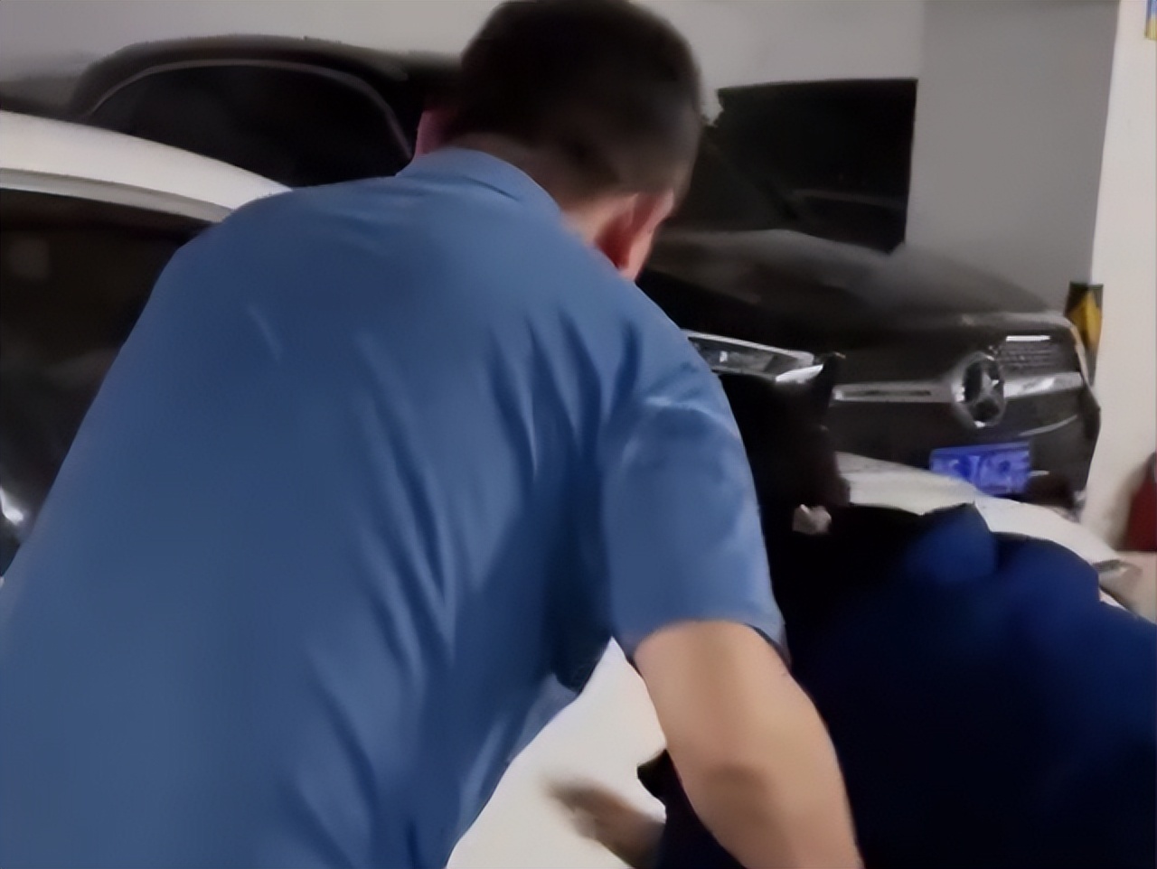 女儿第一次来例假爸爸很暖心,女儿第一次来例假爸爸连夜送医院