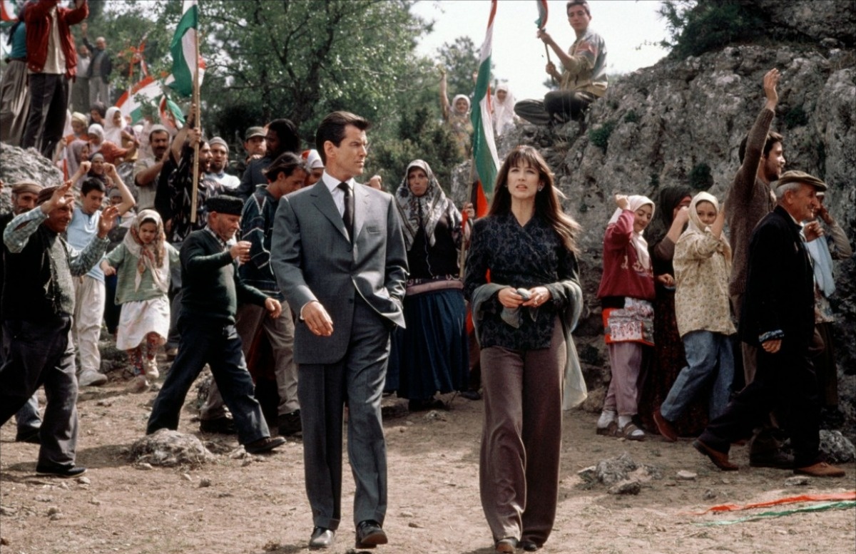 007黑日危机片尾曲,007黑日危机免费完整版