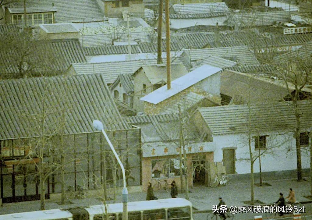 高清老照片：旗人格格大腿岔开豪放洗衣，地主三妻四妾不输女明星