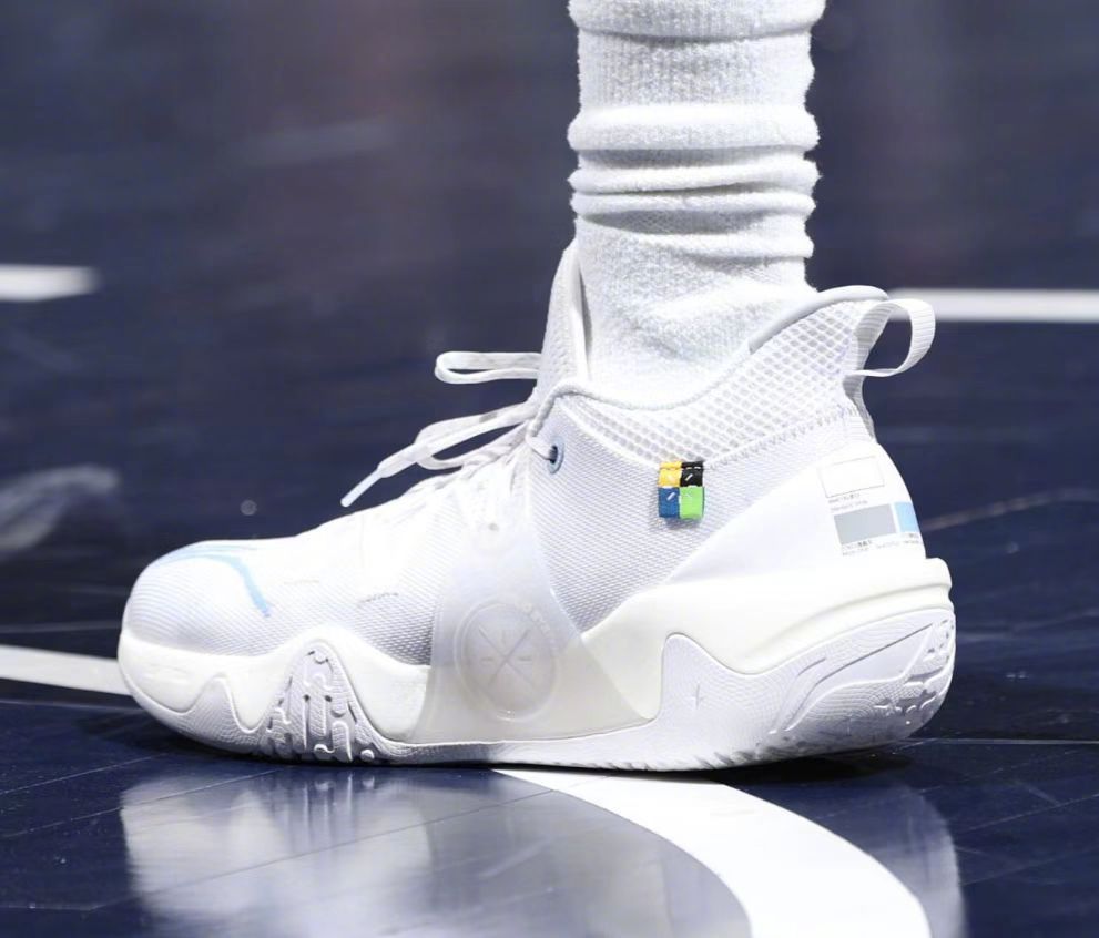 附加赛拉塞尔上脚鞋,拉塞尔李宁比赛