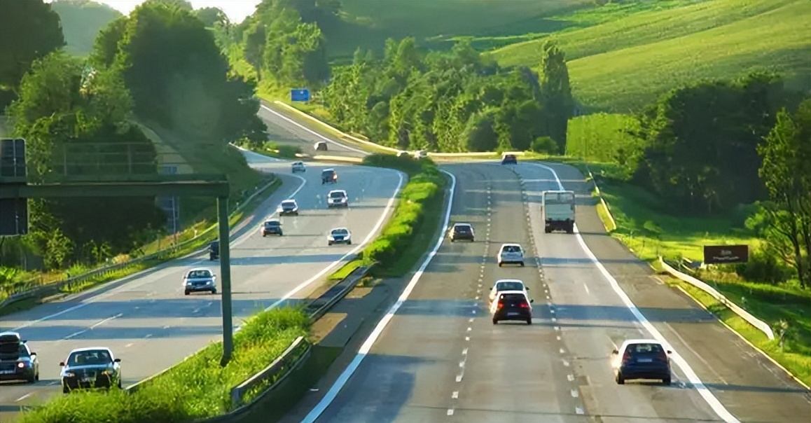 车爆胎怎么更换备胎,汽车前轮爆胎怎么更换备胎