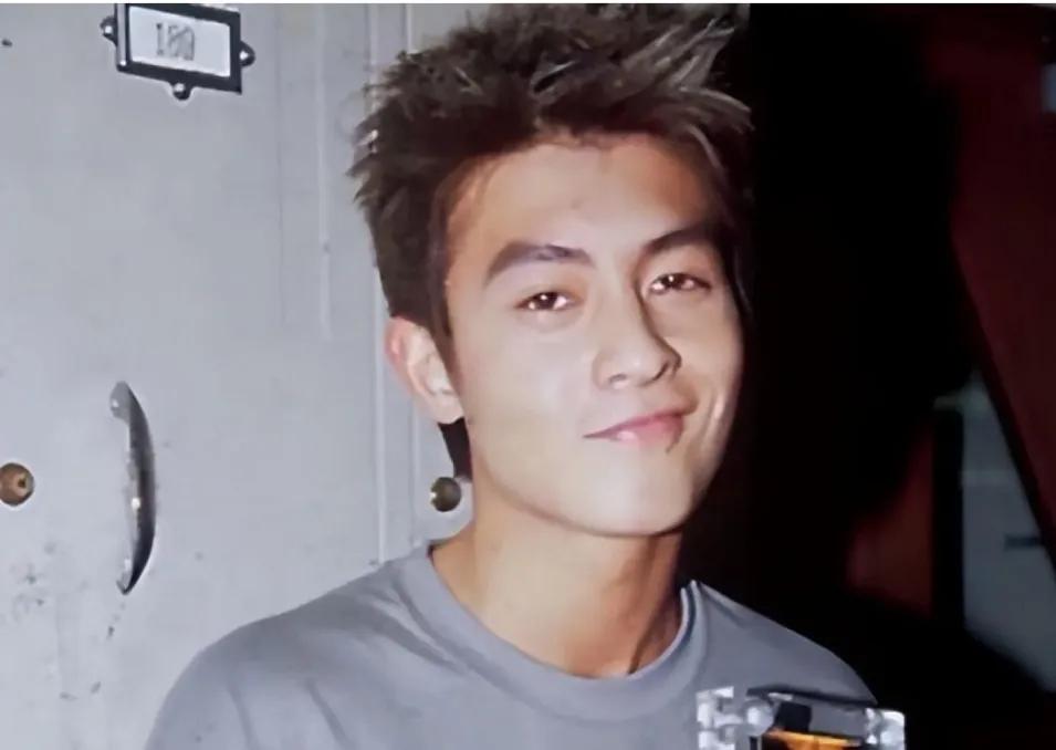 12岁交出自己，1400张不/雅照毁掉15位女星陈冠希的荒唐*艳猎**史！