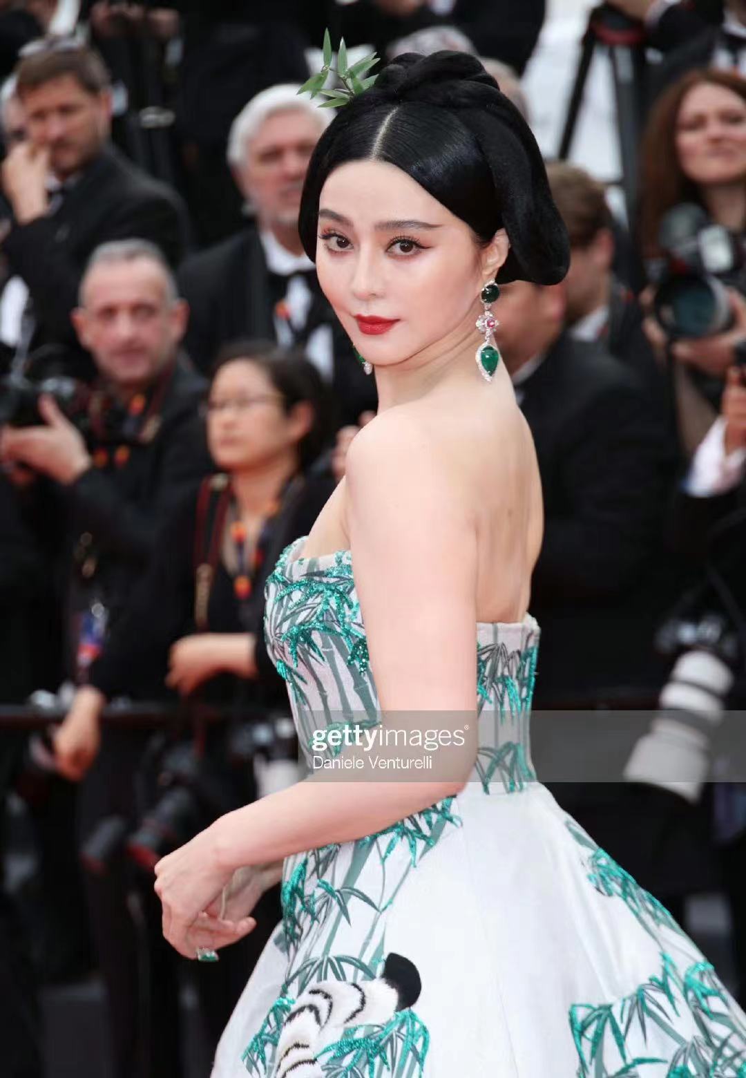 戛纳红毯明星模特,女星戛纳红毯抢镜