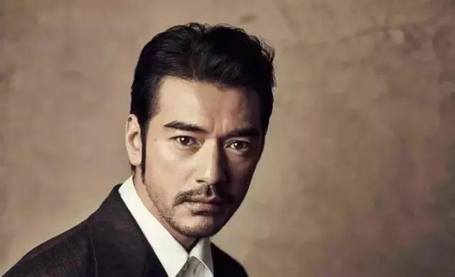 早上刚刮胡子到晚上就长出来了,早上刚刮的胡子照镜子还是有一圈