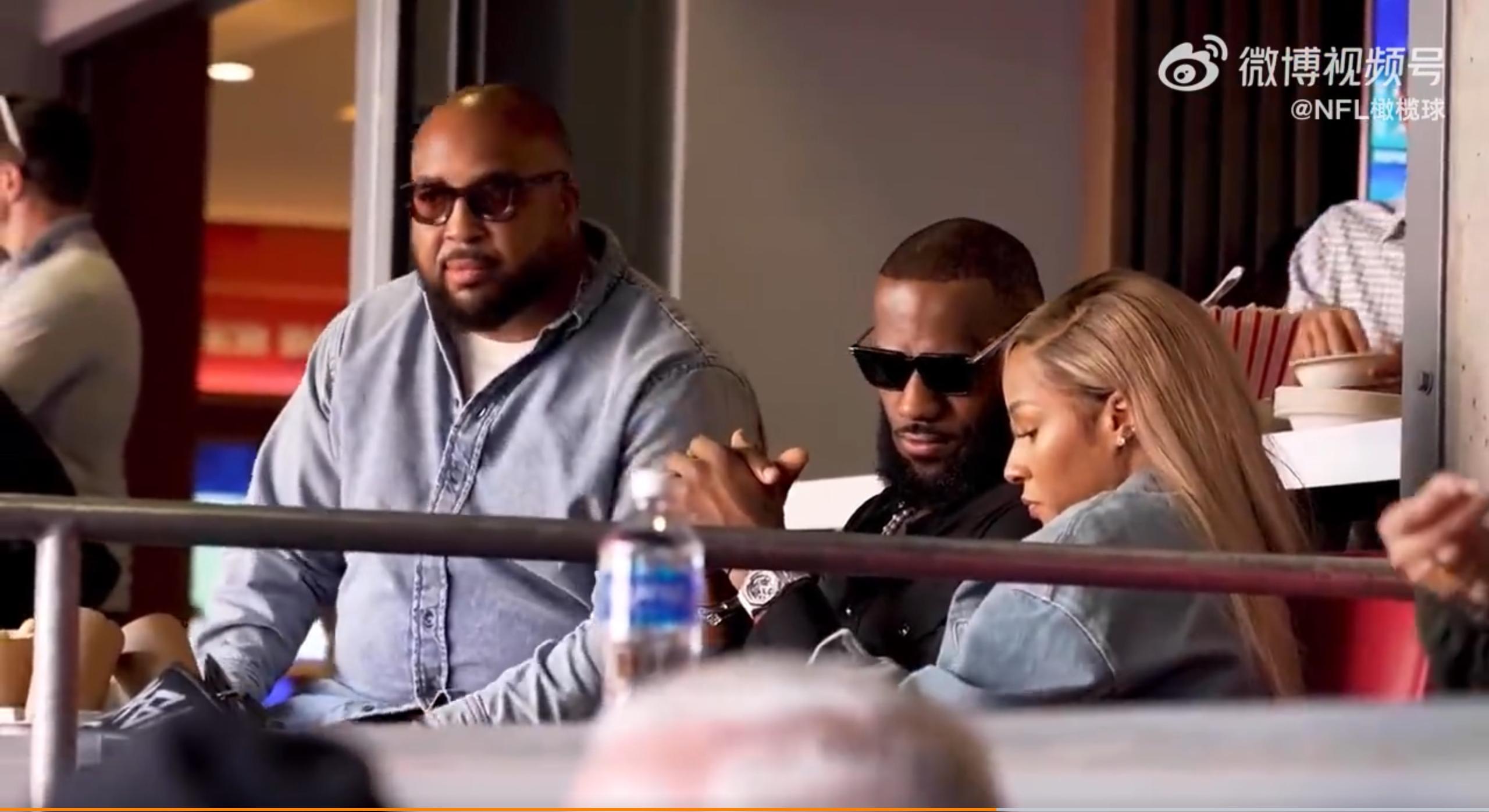 霸气!詹皇超级碗看球被费城球迷抱以嘘声,为自己佩戴王冠回应