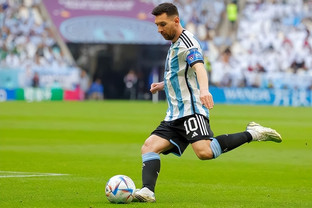 更胜现场！与飞利浦全景声回音壁B8905一同畅享卡塔尔世界杯