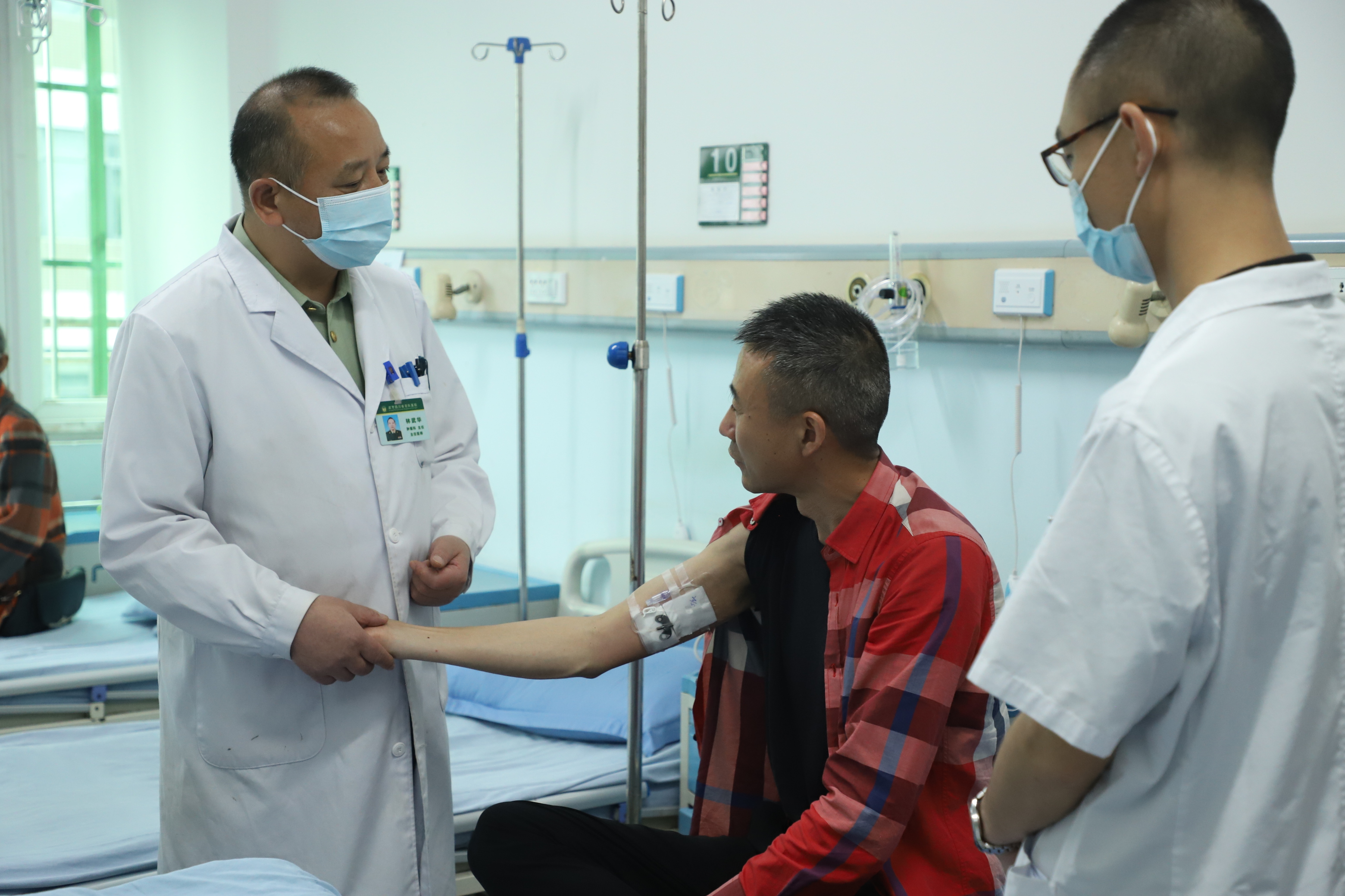 温暖是最好的“处方”——记*警武**四川总队医院肿瘤科主任林武华