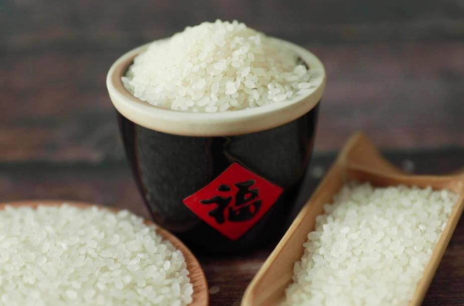 外侄女照顾瘫痪舅舅，临终房子给儿子，给她一缸米，两年后她笑了