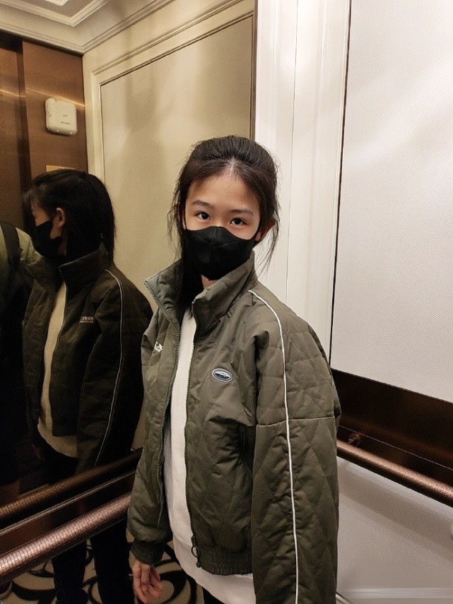 陆毅与贝儿近照,陆毅晒贝尔的长腿