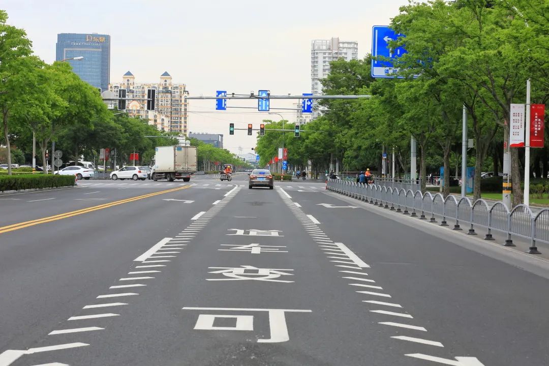 有标志标线的路口如何通行,注意道路交通标志和标线有大变化