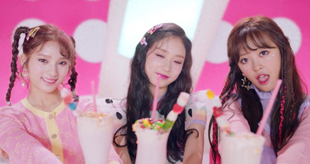 韩国女爱豆着装引争议，衣服盖不住侧乳，网友：是在弘扬传统文化