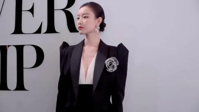 童瑶时尚芭莎红毯,杨幂惊艳亮相嘉人超级盛典红毯