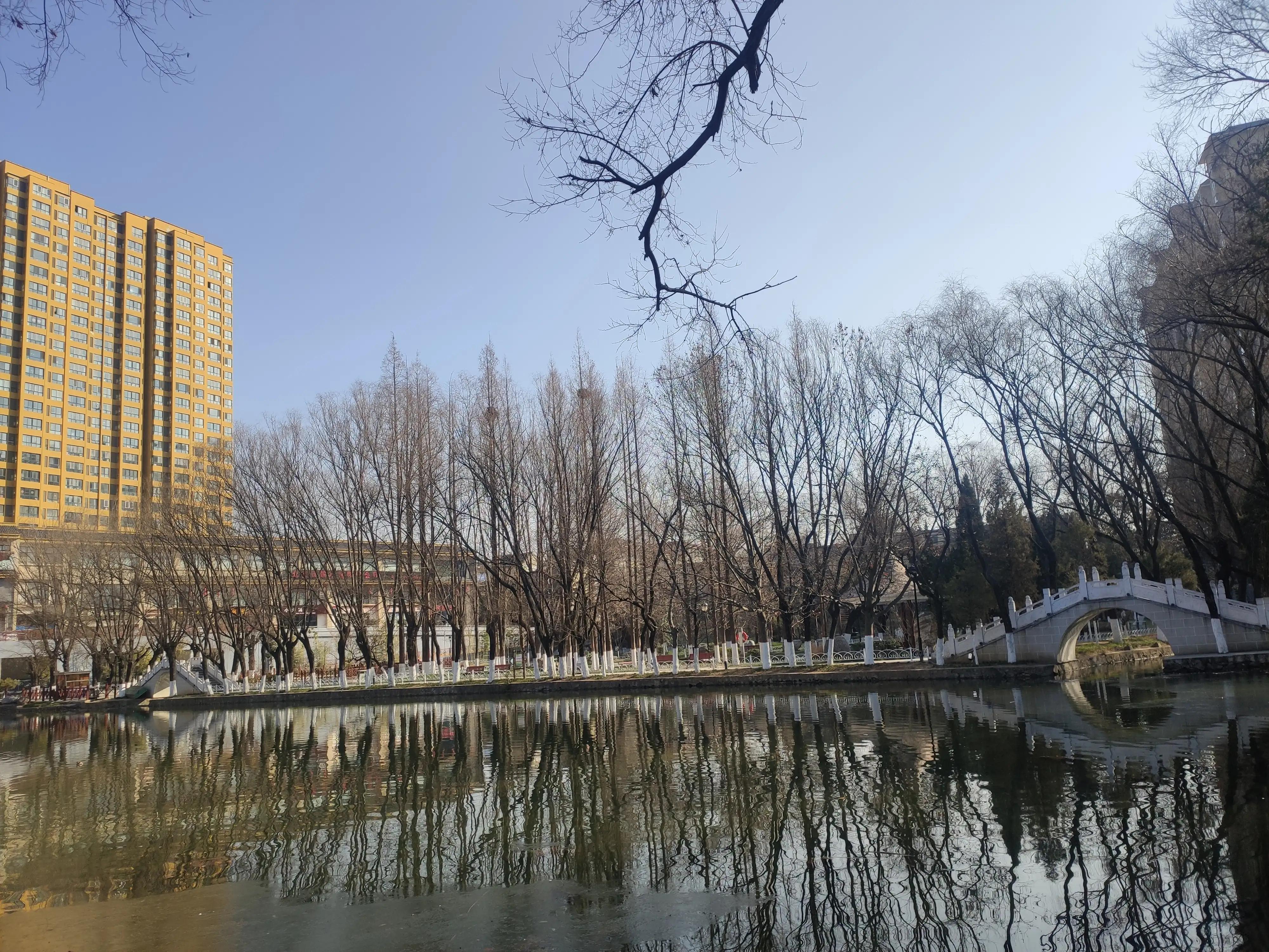 山色空蒙雨亦奇,水光潋滟晴方好山色空蒙的意思