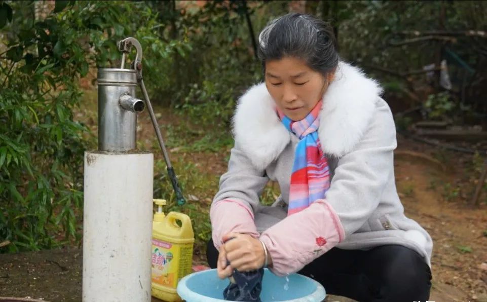 女子和丈夫照顾瘫痪前夫14年,女子带瘫痪丈夫嫁给29岁小伙