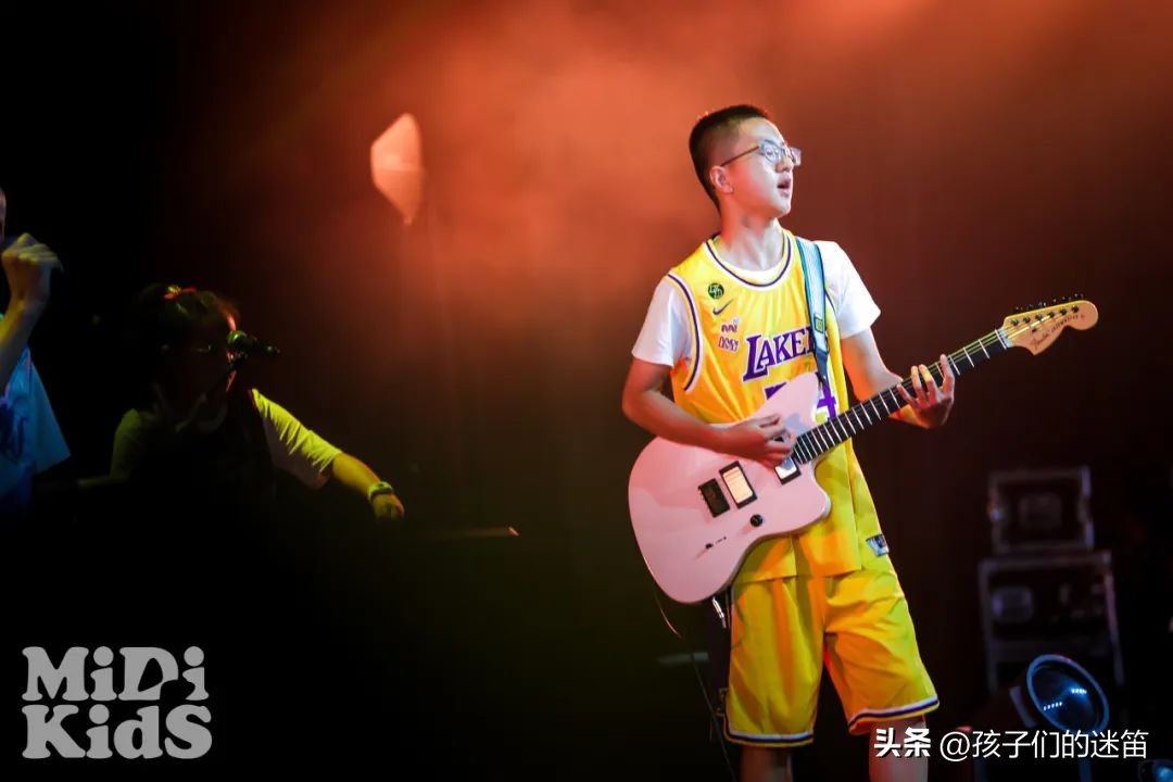 伙伴齐心，把舞台变成专属Party，得到来自原唱的鼓励