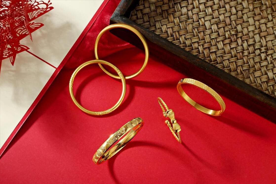 贫穷农民一夜间暴富，手戴多枚金戒指干农活，专家调查后直接狂笑