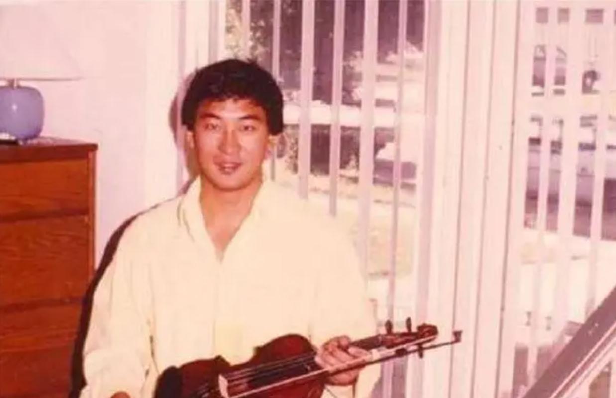 自杀的34岁中国天才，美国加州为他降半旗，背后却是一段无奈往事