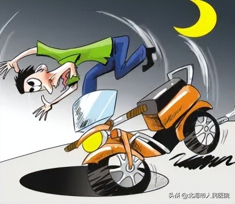 北海一20岁男子骑摩托车摔跤致脾破裂、肾挫伤、频尿血，医生为其微创止血并保住肾脏