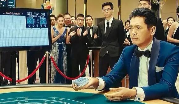 扑克牌真的能插进木板里吗,小孩扑克牌打穿木板