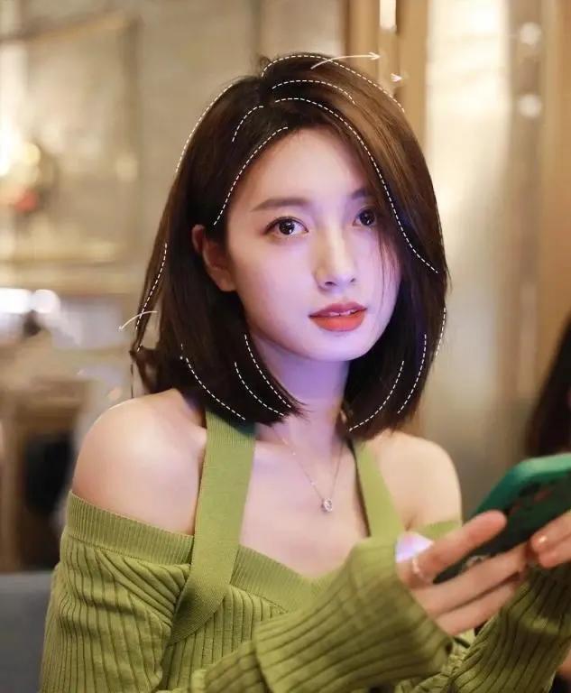 2019适合圆脸的锁骨烫发最流行,女生圆脸适合的露耳短发烫发