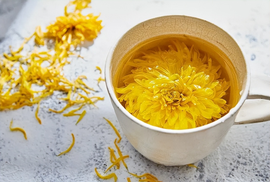 天气闷热你要记得多喝水防中暑,天气热了三步解暑方法