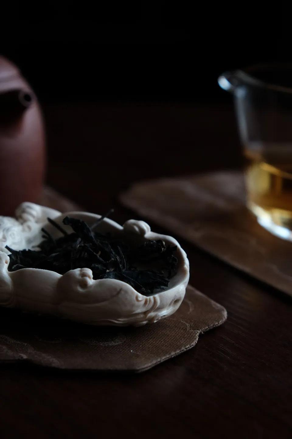 象牙|茶则形制玲珑可喜，雕刻线条灵动，神情意态活泼