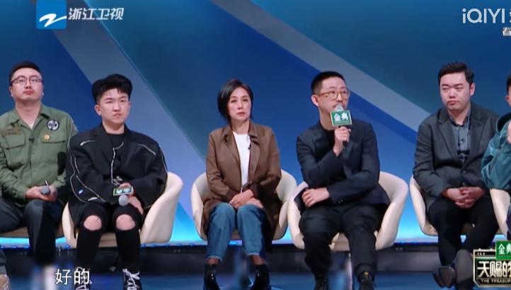 萨顶顶被网红怼到哭,网红点评专业歌手萨顶顶