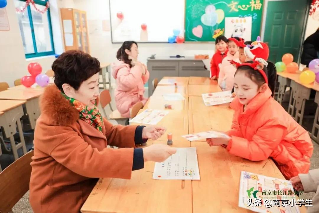 南京市长江路小学一年级开展“畅畅笑笑”乐评园活动