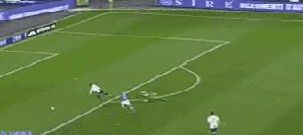 致敬C罗？维尼修斯国家德比禁区跳水，巴萨球员疯狂嘲讽