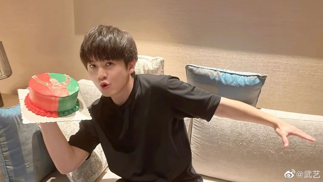 33岁过气顶流“蠢”上热搜，网友却笑疯了：他不火天理难容！