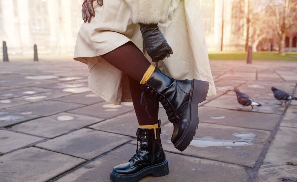 鞋子两边磨脚怎么办小窍门,鞋子小了怎么弄才不磨脚