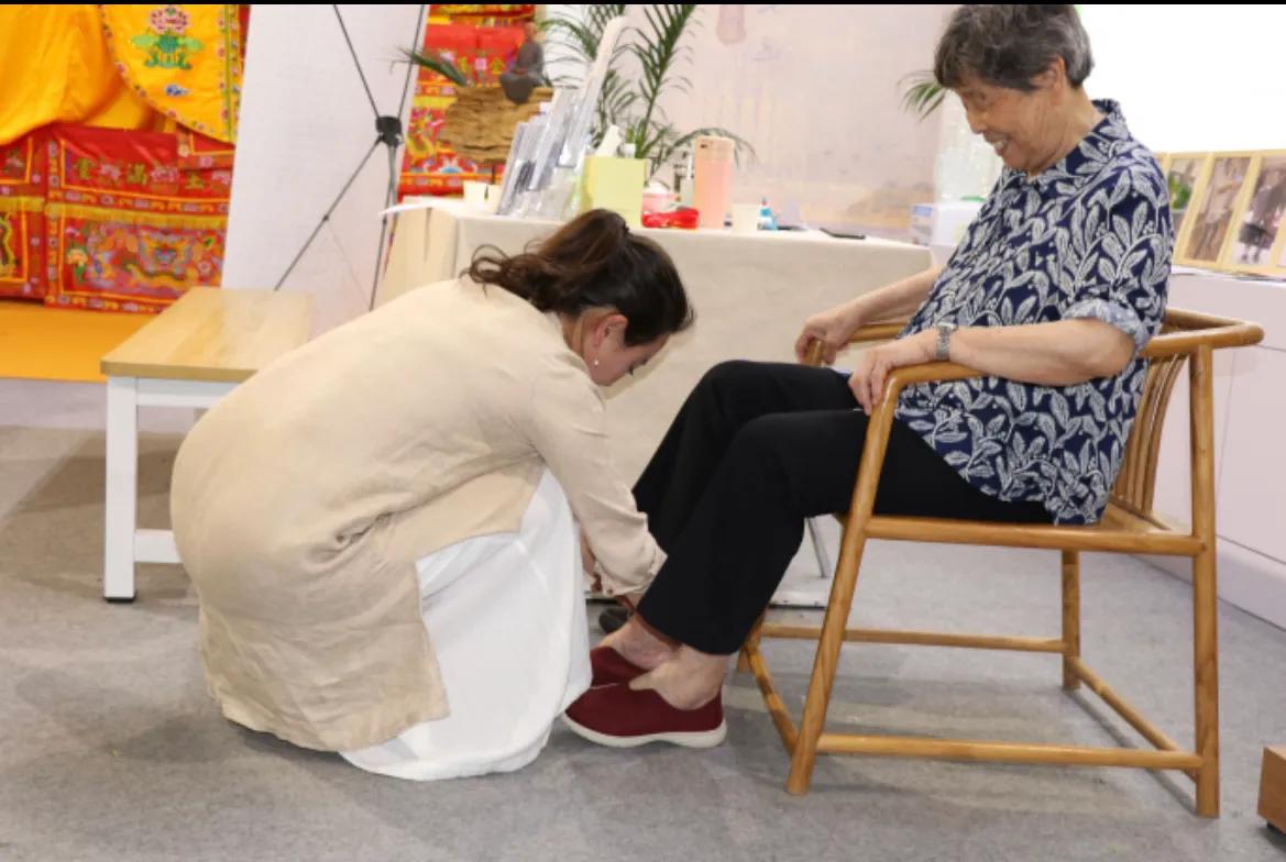 给父母买的闰月鞋可以送3双吗,给父母买闰月鞋视频