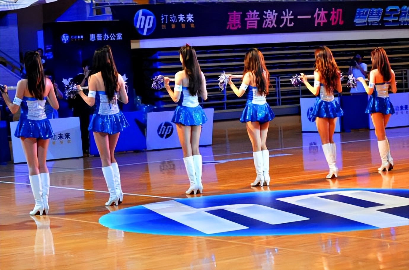 攀上黑人的美女最后都怎么样了?美女啦啦队员