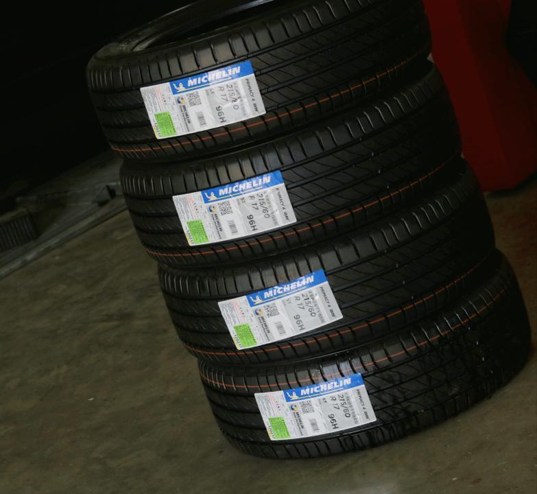 老款艾力绅二手车修复,老车翻新艾力绅