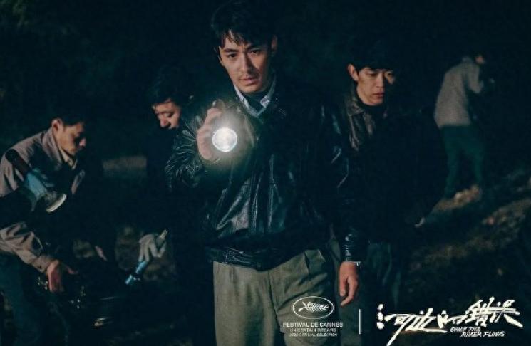 【错综迷离】：观众纷纷倾诉离奇故事，离开影院失语。