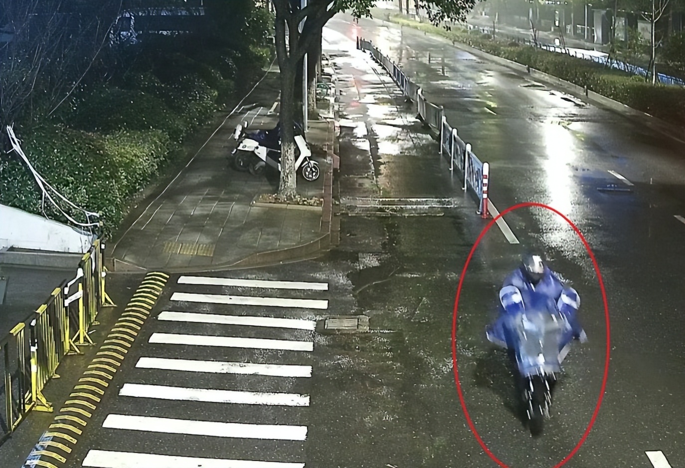 【喜迎二十大忠诚保平安】杭州：“外卖小哥”凌晨还在“接单”？民警：有猫腻！