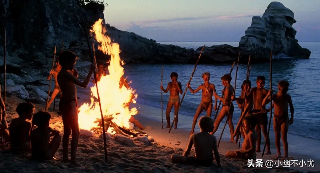 《蝇王》：小男孩的“荒岛现形记”，人性本恶的“试验场”