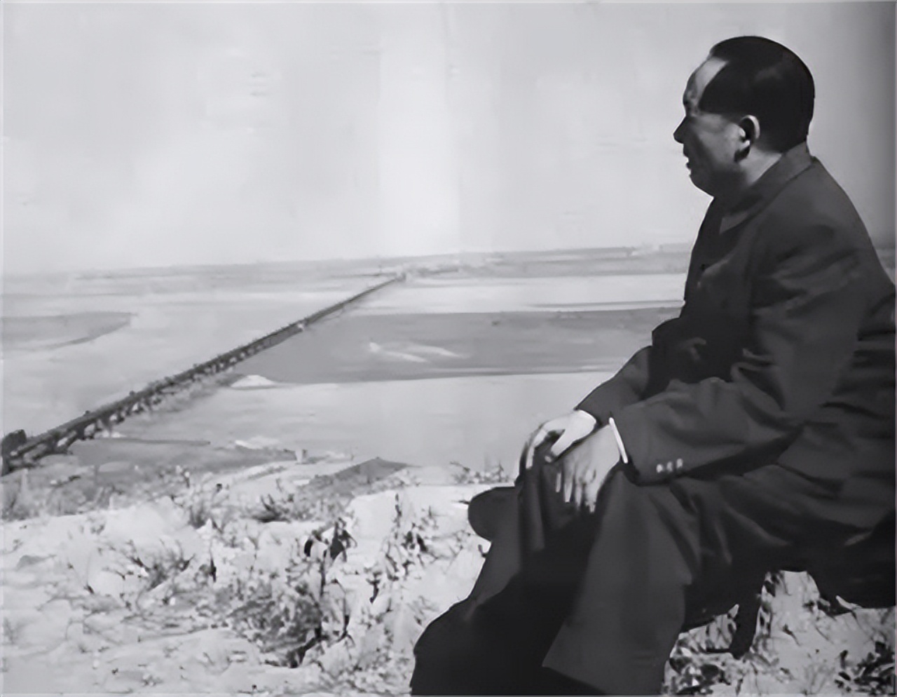 76年毛主席病逝，*国锋华**紧急召开会议：有三个问题需要尽快解决