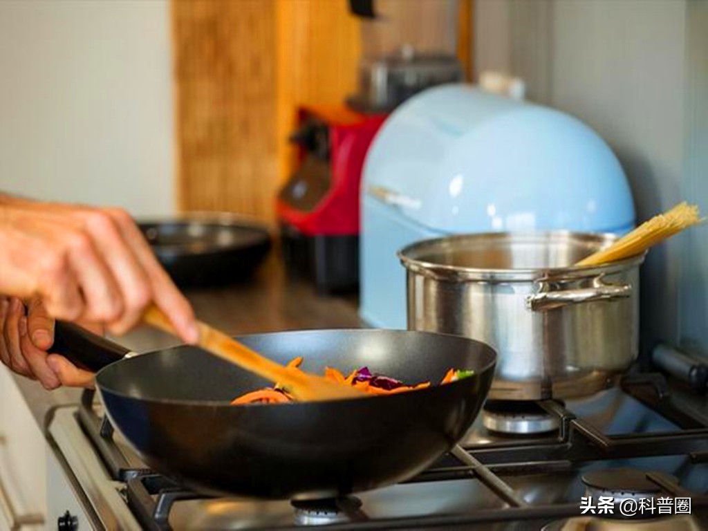 央视曝光废油桶铁锅,家用铁锅竟成夺命锅