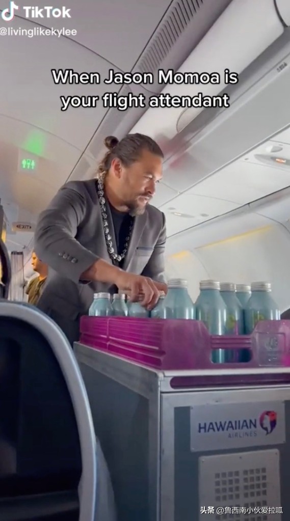 搭飞机遇见水行侠头戴鲜花变空姐，他亲自超贴心服务全机嗨翻