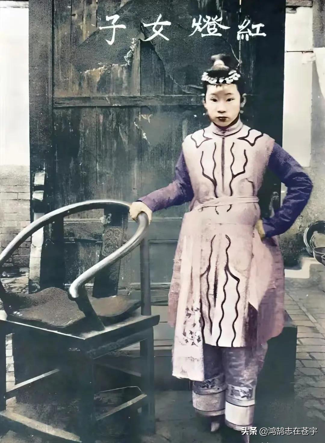 清末老照片地主婆叼着烟坐姿霸气,清末士绅高清老照片