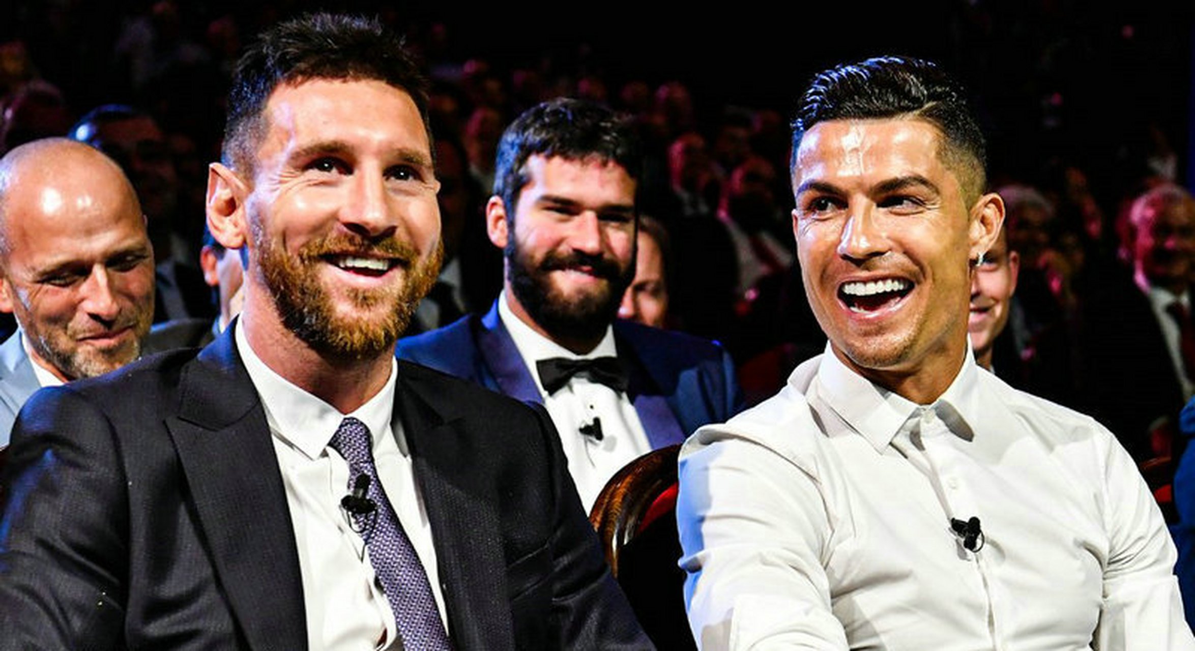 道德绑架？中国名记调侃梅西给队友送手机：为什么送苹果不送华为