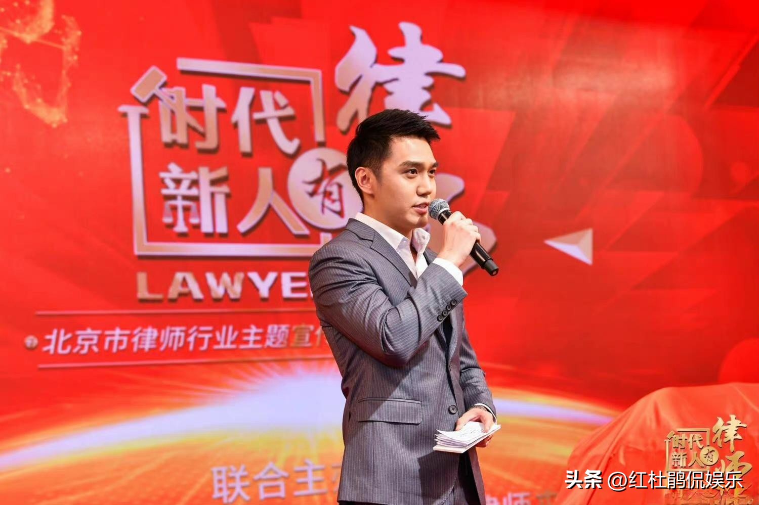 播音主持越来越卷，继张舒越之后，又一位央视主持人考取北大MFA