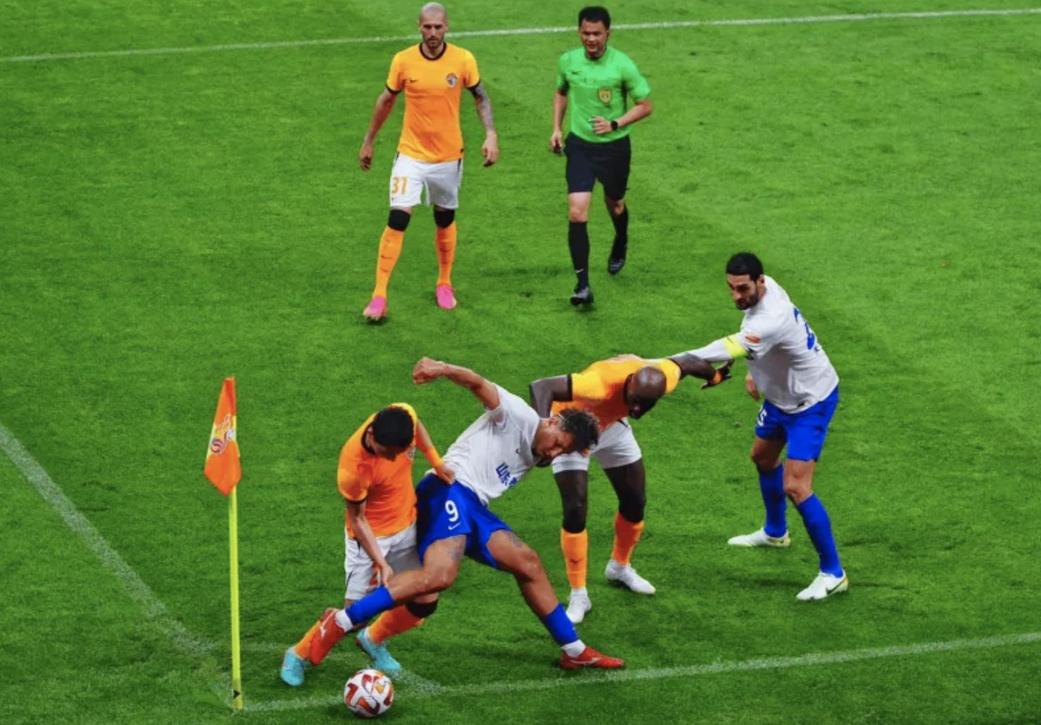 张卫搬腿踢球,张卫搬腿算不算犯规