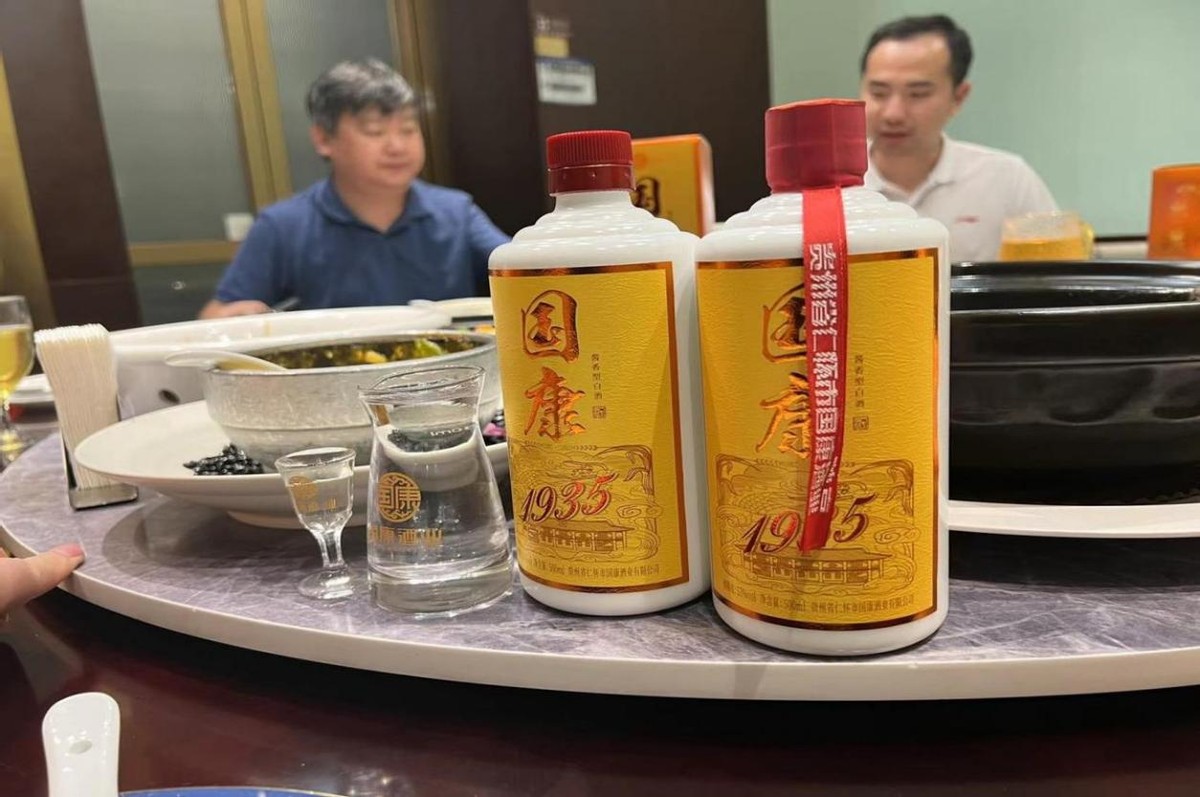 真尴尬!青岛一大叔去吃席，随1万刚入席遭掌掴，礼金全额强退