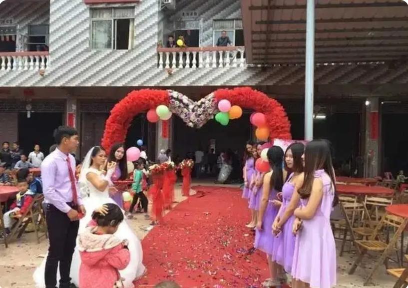 新郎接亲被伴娘恶意刁难生气离开,新郎接亲新娘嫌弃他穷