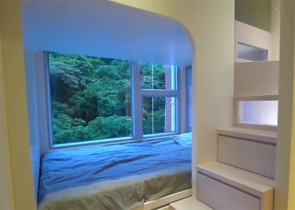 香港一家4口居住110尺劏房,香港一家五口住在豪宅