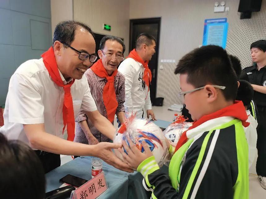 关工委到学校开展关爱活动,关工委到校慰问活动主持稿