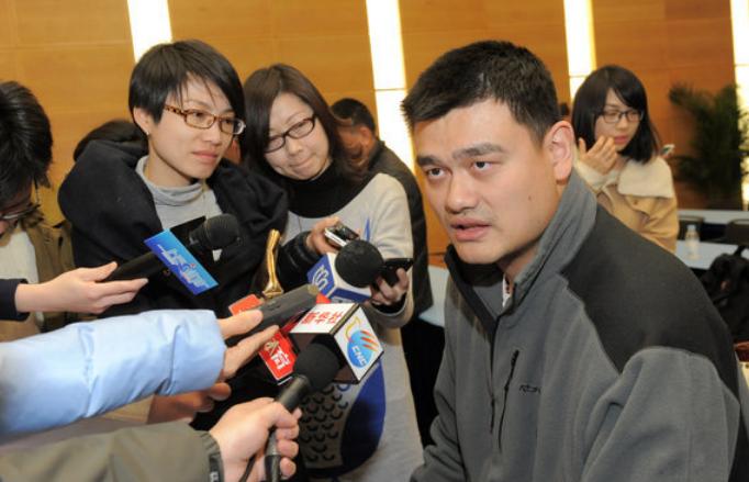 篮球巨星姚明现在的年龄有多大了,姚明为什么退役六年才入选名人堂